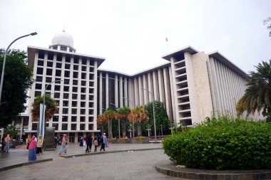 Jakarta, Endonezya, 24 Aralık 2023: İstiklal Camii. Endonezya 'nın başkenti Jakarta' daki Ulusal Cami
