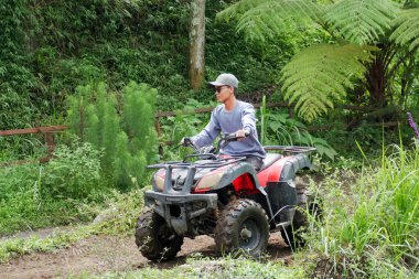 Malang, Endonezya 'da ATV Ride Adventure Tour oynayan Asyalı adam