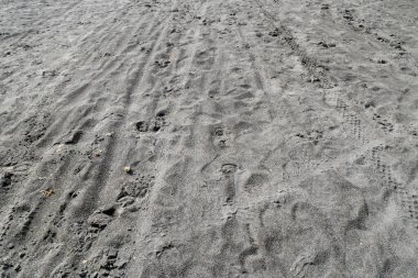 Dağlarda araçların kullandığı kumlu yol.