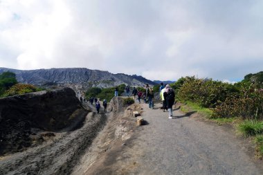 Batı Java, Endonezya, 26 Aralık 2023: Bromo Dağı 'nda coşkulu turistler. Bromo Tengger 'deki Penanjakan Dağı Semeru Ulusal Parkı, Doğu Java, Endonezya.