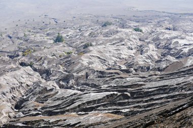 Sis ve bulut sezonunda Bromo Dağı volkanı. Bromo Tengger 'deki Penanjakan Dağı Semeru Ulusal Parkı, Doğu Java, Endonezya.