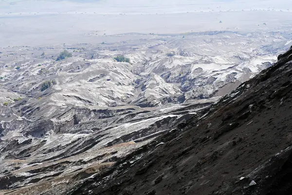 Sis ve bulut sezonunda Bromo Dağı volkanı. Bromo Tengger 'deki Penanjakan Dağı Semeru Ulusal Parkı, Doğu Java, Endonezya.