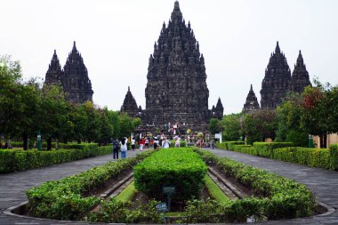 Yogyakarta, Endonezya, 28 Aralık 2023: Prambanan Tapınağı, Endonezya 'nın Yogyakarta kentindeki bir kültür mirası.