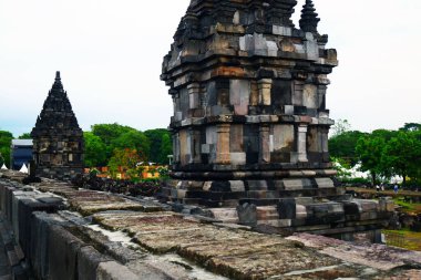 Endonezya 'nın Yogyakarta kentindeki bir kültür mirası olan Prambanan Tapınağı ziyaretçilerle meşgul.