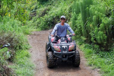 Malang, Endonezya 'da ATV Ride Adventure Tour oynayan Asyalı adam