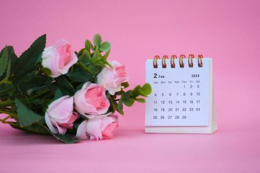 Şubat 2024 tarihli gül dolu pembe arkaplan takvimi.