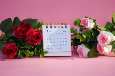 Şubat 2024 tarihli gül dolu pembe arkaplan takvimi.