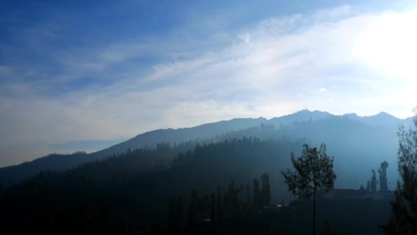 Majestic Mountain Peak Mostra Una Combinazione Nuvole Luminose Nebbia — Video Stock