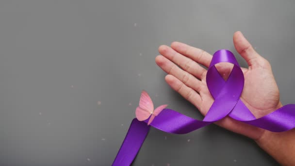 Tangan Memegang Pita Ungu Hari Kanker Sedunia Pita Ungu Lavender — Stok Video