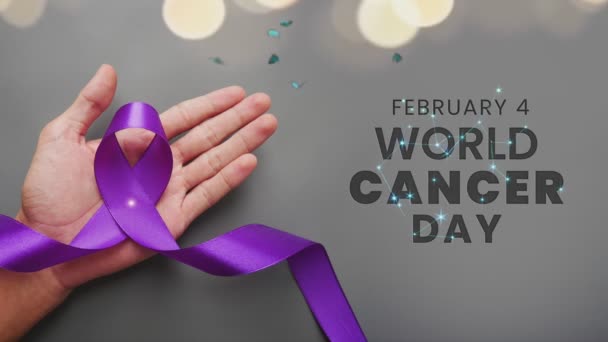Χέρια Κρατάνε Μωβ Κορδέλα Παγκόσμια Ημέρα Κατά Του Καρκίνου Μωβ — Αρχείο Βίντεο