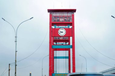 Palembang, Endonezya, 3 Ocak 2024: Yolun manzarası doğrudan Ampera Köprüsü 'ne bakıyor. Iconic Ampera Köprüsü Palembang Endonezya