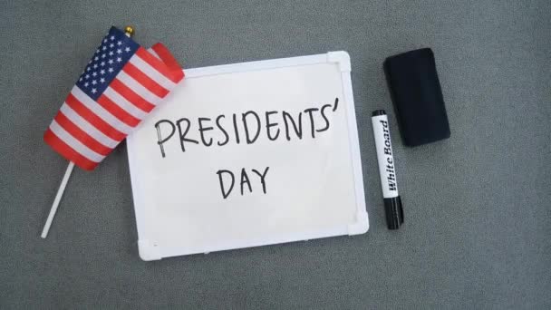 在白板上写着快乐的总统纪念日 背景音乐 向4K视频致意 — 图库视频影像
