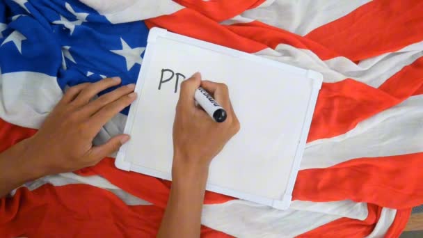 Man Skriver Whiteboard Med Texten President Day Bakgrundsvideo Hälsning Video — Stockvideo