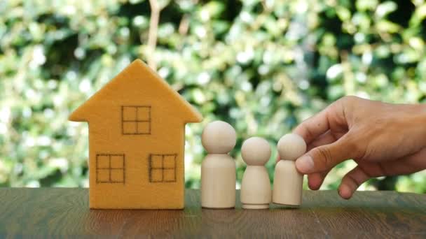 Miniaturowy Dom Rodzinny Drewniane Lalki Koncepcja Ochrony Bezpieczeństwa Ochrona Domu — Wideo stockowe