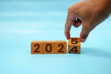 2024 'ten 2025' e kadar el çevirme bloğu masada. Çözüm, zaman, plan, hedef, motivasyon, yeniden başlatma, geri sayım ve yeni yıl tatili kavramları