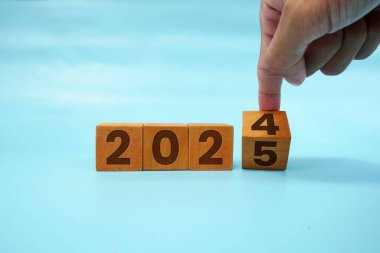 2024 'ten 2025' e kadar el çevirme bloğu masada. Çözüm, zaman, plan, hedef, motivasyon, yeniden başlatma, geri sayım ve yeni yıl tatili kavramları