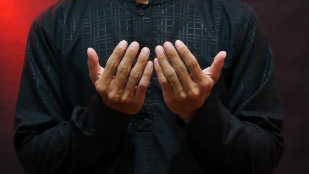 イスラム教徒の男性は ラマダン中に祈りのビーズで祈り 精神的なつながりを強調し それが創造する落ち着きを強調しています — ストック動画