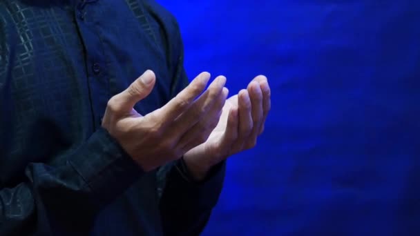 Ένας Μουσουλμάνος Προσεύχεται Τις Κομπολόι Προσευχή Του Κατά Διάρκεια Του — Αρχείο Βίντεο