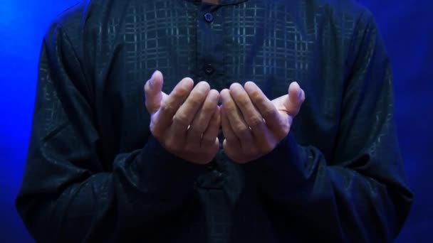 Homem Muçulmano Reza Com Suas Missangas Oração Durante Ramadã Destacando — Vídeo de Stock