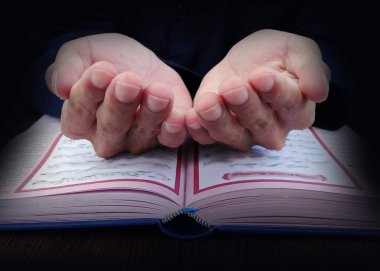 Müslüman Adam Tanrı 'ya Geleneksel Dua Ediyor. Dua eden eller.