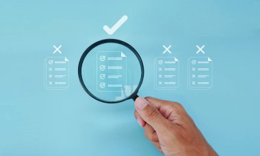 Kalite Sertifikası ve Kontrol Listesi belgeleri büyüteçle inceleniyor. Standartlaştırma, kalite yönetimi, hedef pazarlama, sertifika. Yönetmeliğe uyma 