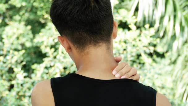 Jonge Aziatische Man Met Pijn Schouder Nek Pijn Gezondheid Sport — Stockvideo