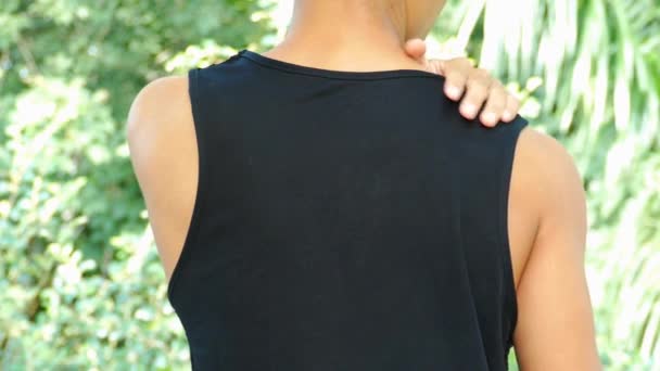Jovem Homem Asiático Tendo Dor Ombro Dor Pescoço Saúde Conceito — Vídeo de Stock