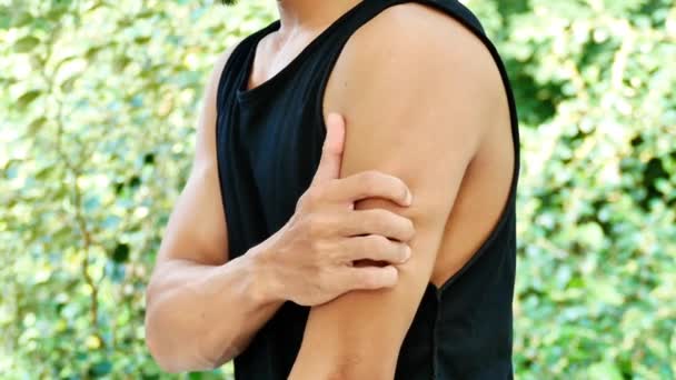 屋外で運動しながら上腕の痛みに苦しんでいるアジア人男性 二重腱炎の傷害または前腕筋の炎症の概念 — ストック動画