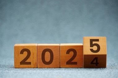 2024 sayılı ahşap küpler gri arka planda 2025 'e değiştirildi..