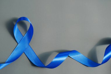 Gri arka planda mavi kurdele. Kanser farkındalığı kavramı 