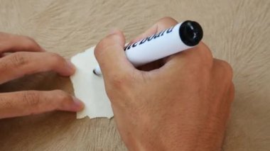 Kurtarma kâğıdına siyah bir kalemle yazılmış.