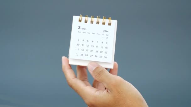 Männerhand Dreht Kalendermonat März 2024 Auf April 2024 — Stockvideo