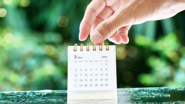 Man Hand Flipt Kalendermaand Maart 2024 Tot April 2024 — Stockvideo