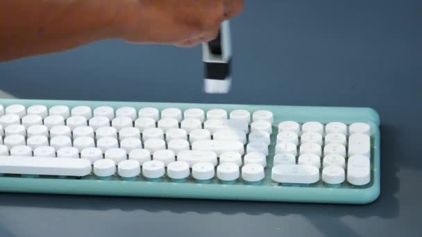 Kirli Klavyeyi Süpüren Bir Adam Bilgisayarları Temizle Koru — Stok video