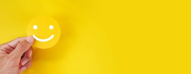 El ele gülen surat kartı. Büyüme zihniyeti, pozitif düşünce ve akıl sağlığı kavramı.