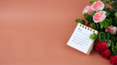 Mayıs 2024 - Yumuşak bir arkaplan, zaman ve iş konsepti üzerine küçük bir masaüstü takviminin kapatılması