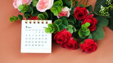 Mayıs 2024 - Yumuşak bir arkaplan, zaman ve iş konsepti üzerine küçük bir masaüstü takviminin kapatılması