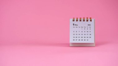Mayıs 2024, masa takvimi pembe arka planda. Ön görünüm, boşluğu kopyala