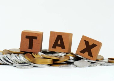 Metin vergisi içeren bozuk para ve tahta bloklar yığını 