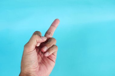 Mavi arkaplanda izole edilmiş orta parmak hareketi