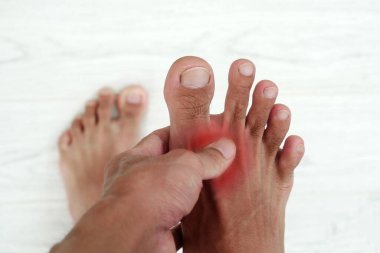 İnsan eli bacağını tutuyor, eklem ağrısı, gut, bacak ağrısı, ağrı ve yaralanma..