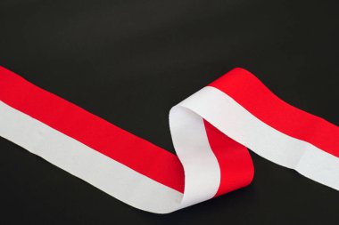 Endonezya bayrak kurdelesi kopyalama alanı ile siyah arkaplan üzerinde izole