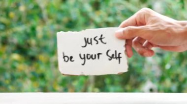 Elinde bir yazı olan bir not. Sadece kendin ol. Doğayla iç içe.