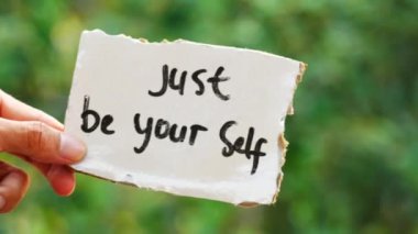 Elinde yırtık not kağıdıyla sadece kendin ol. Motivasyon ve kendini geliştirme kelimeleri.