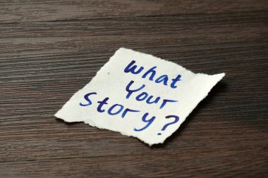 Senin hikayen ne? Tahta bir masada bir not.