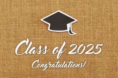 Mezuniyet şapkası çıkartması ve el yazısı ile 2025 mezuniyetini kutluyoruz.