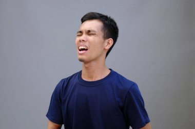 Hapşıran genç bir Asyalı 'nın portresi