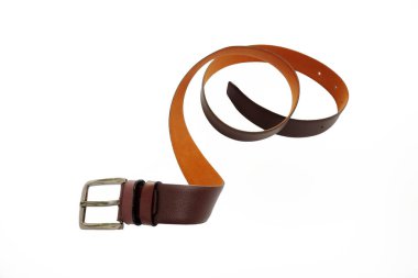 Beyaz arka plan üzerinde izole kahverengi kemer