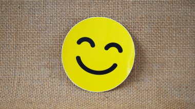 Çuval bezinde sarı gülücük emoji etiketi