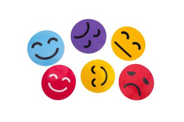 Temiz beyaz bir arkaplanda farklı ifade ve duygulara sahip altı renkli emoji çıkartması. Mutlu, kararsız, hatta mutsuz.